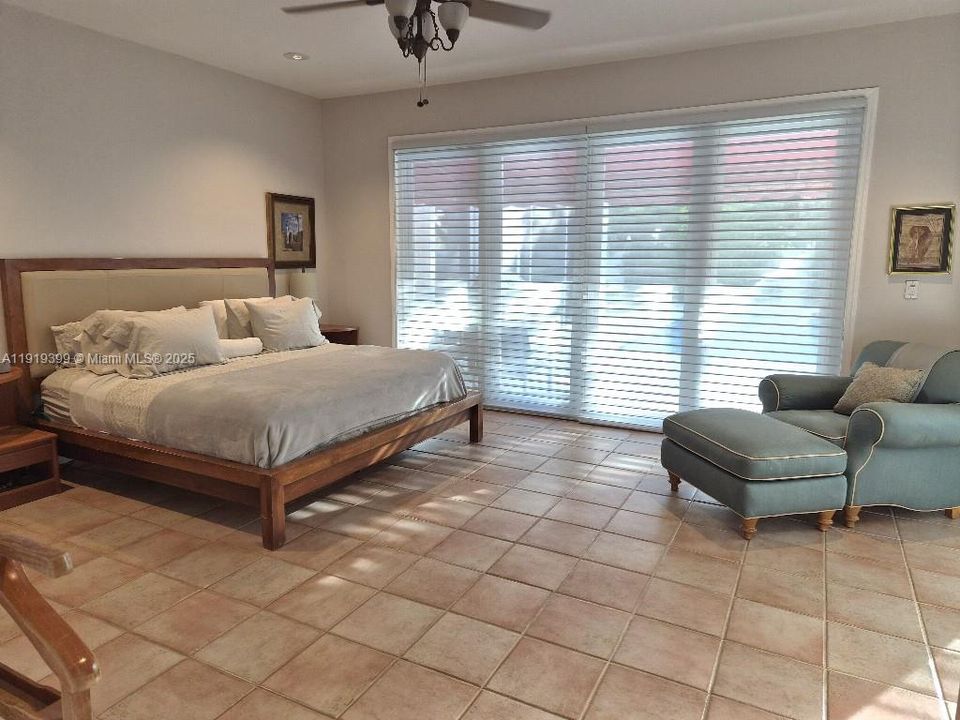 合同活跃: $1,695,000 (4 贝兹, 4 浴室, 3534 平方英尺)