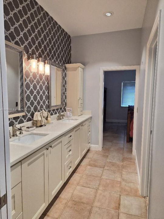 合同活跃: $1,695,000 (4 贝兹, 4 浴室, 3534 平方英尺)