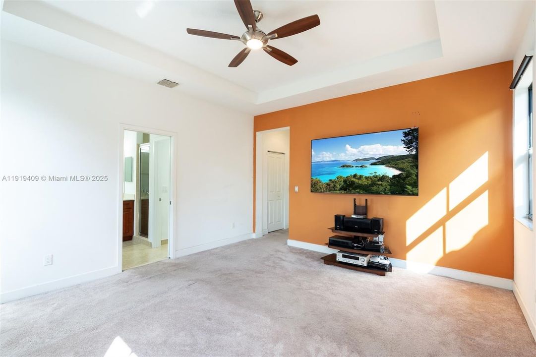 For Sale: $535,000 (4 beds, 2 baths, 1918 Square Feet)