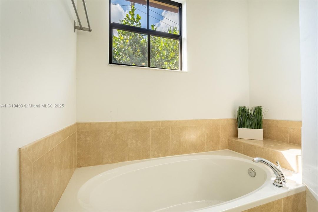 For Sale: $535,000 (4 beds, 2 baths, 1918 Square Feet)