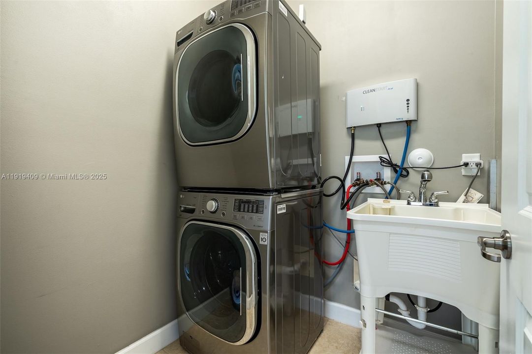 For Sale: $535,000 (4 beds, 2 baths, 1918 Square Feet)