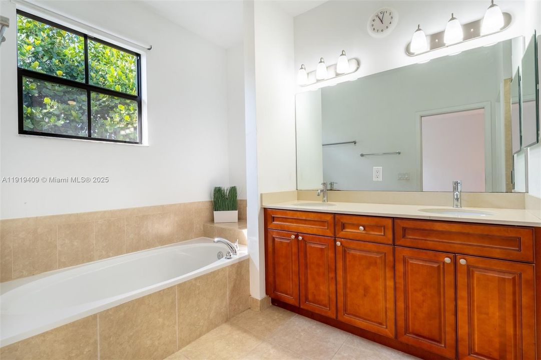 For Sale: $535,000 (4 beds, 2 baths, 1918 Square Feet)