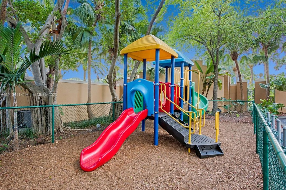 For Rent: $2,100 (1 beds, 1 baths, 750 Square Feet)