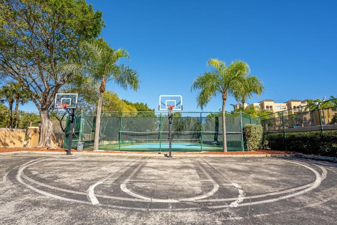 For Rent: $2,100 (1 beds, 1 baths, 750 Square Feet)