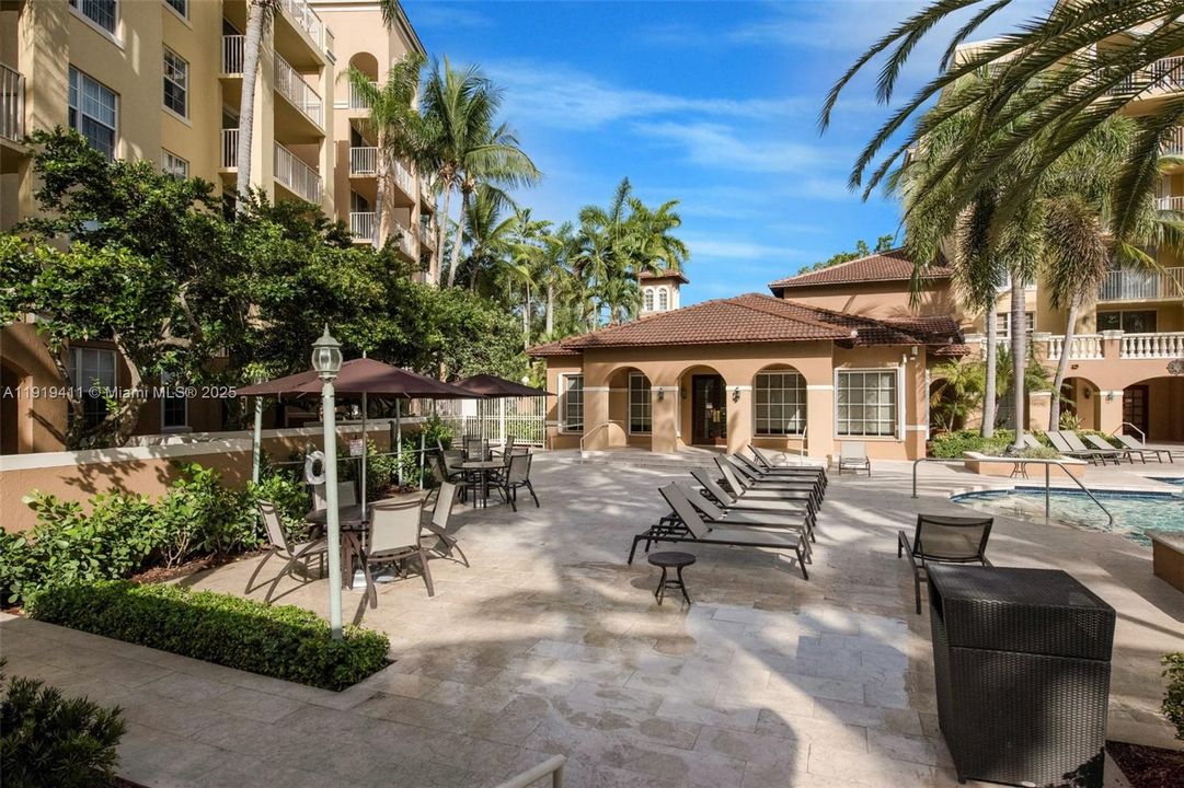 For Rent: $2,100 (1 beds, 1 baths, 750 Square Feet)