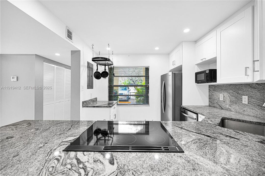 待售: $245,000 (2 贝兹, 2 浴室, 936 平方英尺)