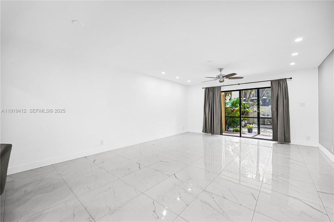 待售: $245,000 (2 贝兹, 2 浴室, 936 平方英尺)