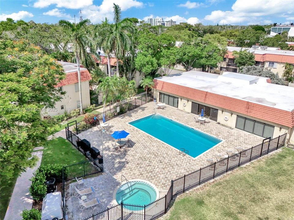 待售: $245,000 (2 贝兹, 2 浴室, 936 平方英尺)