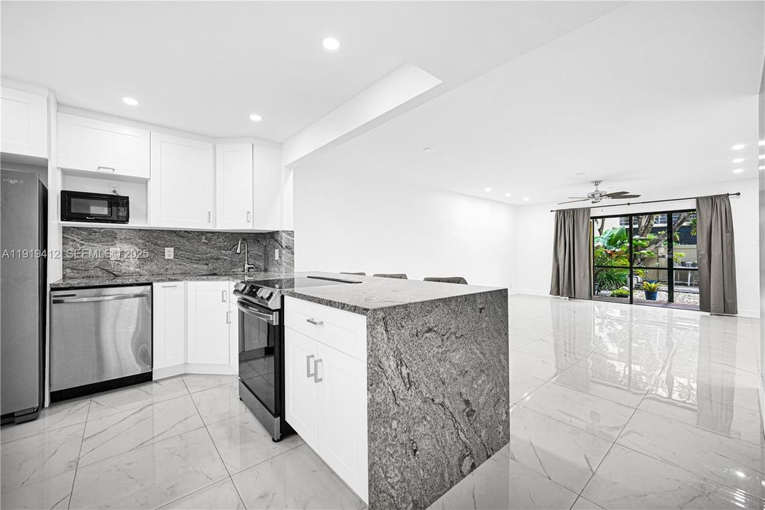 待售: $245,000 (2 贝兹, 2 浴室, 936 平方英尺)