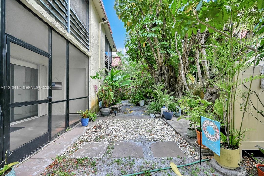 待售: $245,000 (2 贝兹, 2 浴室, 936 平方英尺)