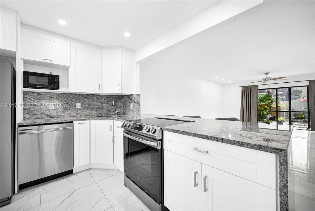 待售: $245,000 (2 贝兹, 2 浴室, 936 平方英尺)