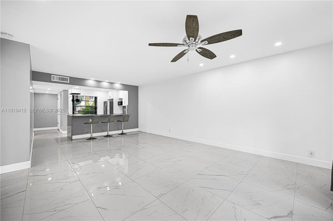 待售: $245,000 (2 贝兹, 2 浴室, 936 平方英尺)