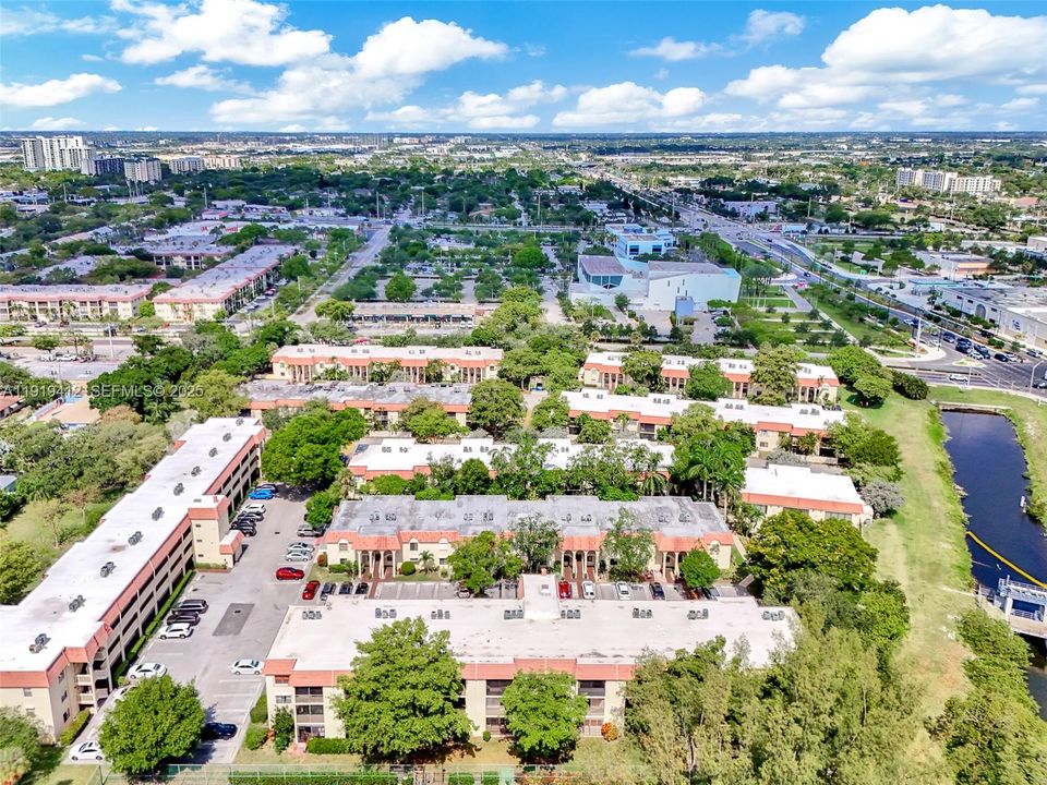 待售: $245,000 (2 贝兹, 2 浴室, 936 平方英尺)