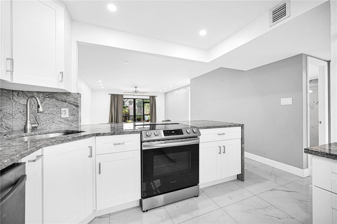 待售: $245,000 (2 贝兹, 2 浴室, 936 平方英尺)