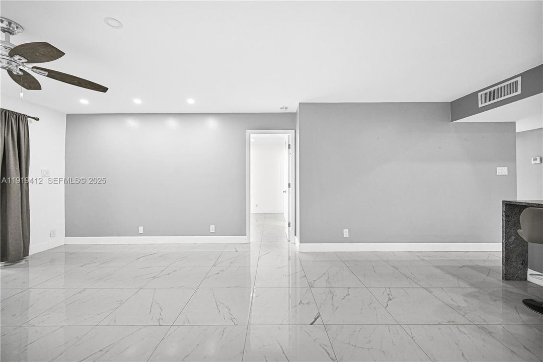 待售: $245,000 (2 贝兹, 2 浴室, 936 平方英尺)