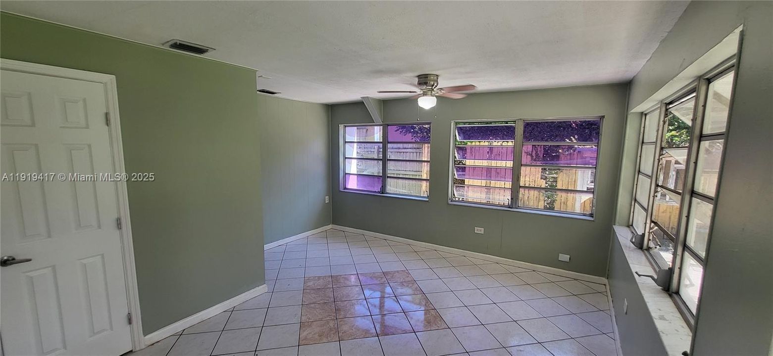 合同活跃: $2,990 (3 贝兹, 2 浴室, 1503 平方英尺)