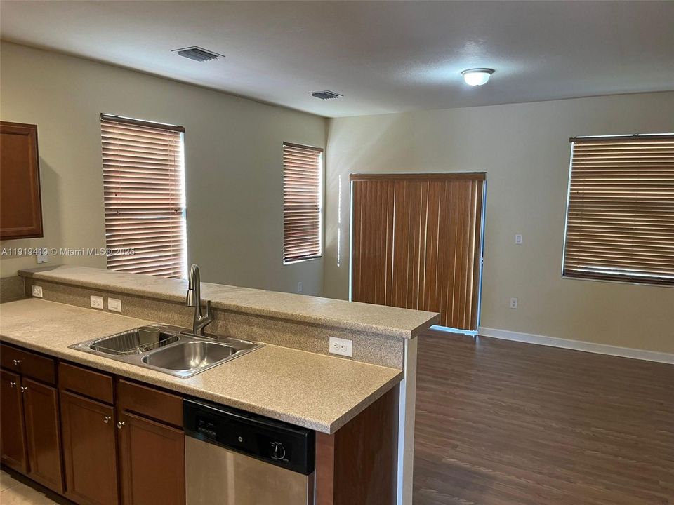 На продажу: $429,000 (3 спален, 2 ванн, 1545 Квадратных фут)