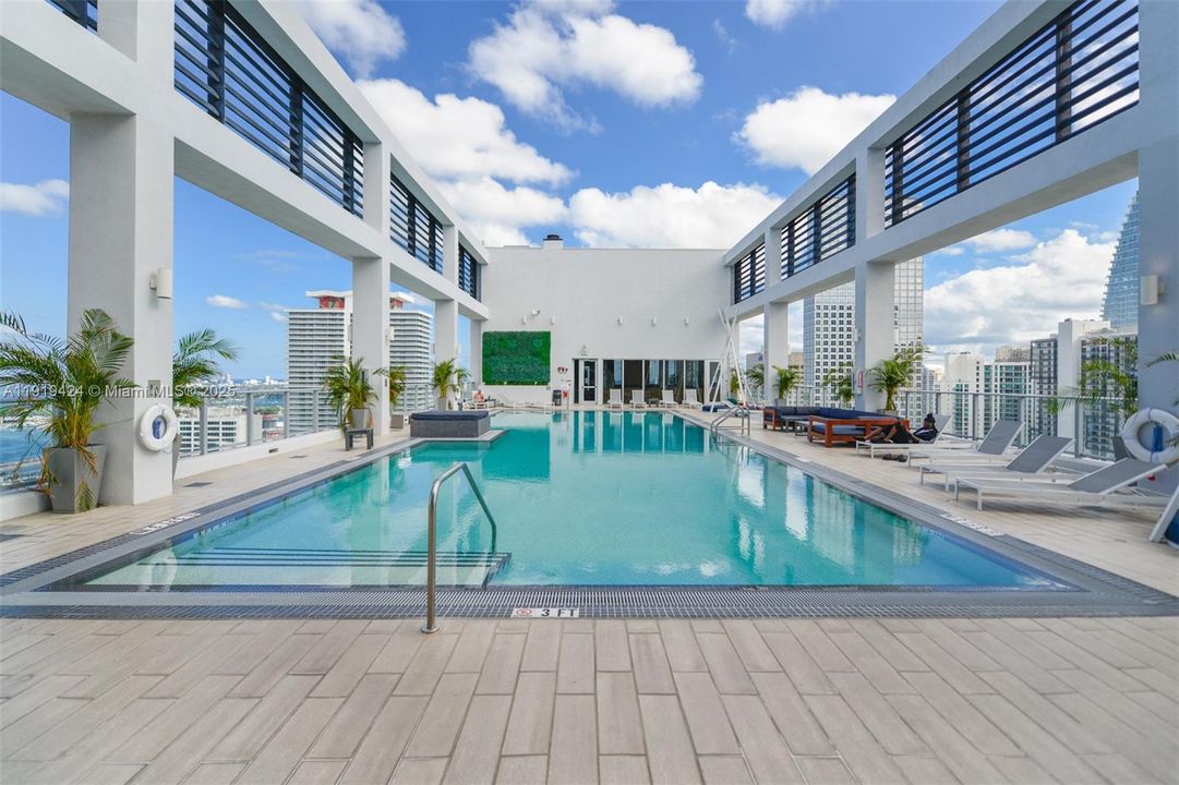 Active With Contract: $2,500 (1 beds, 1 baths, 533 Square Feet)