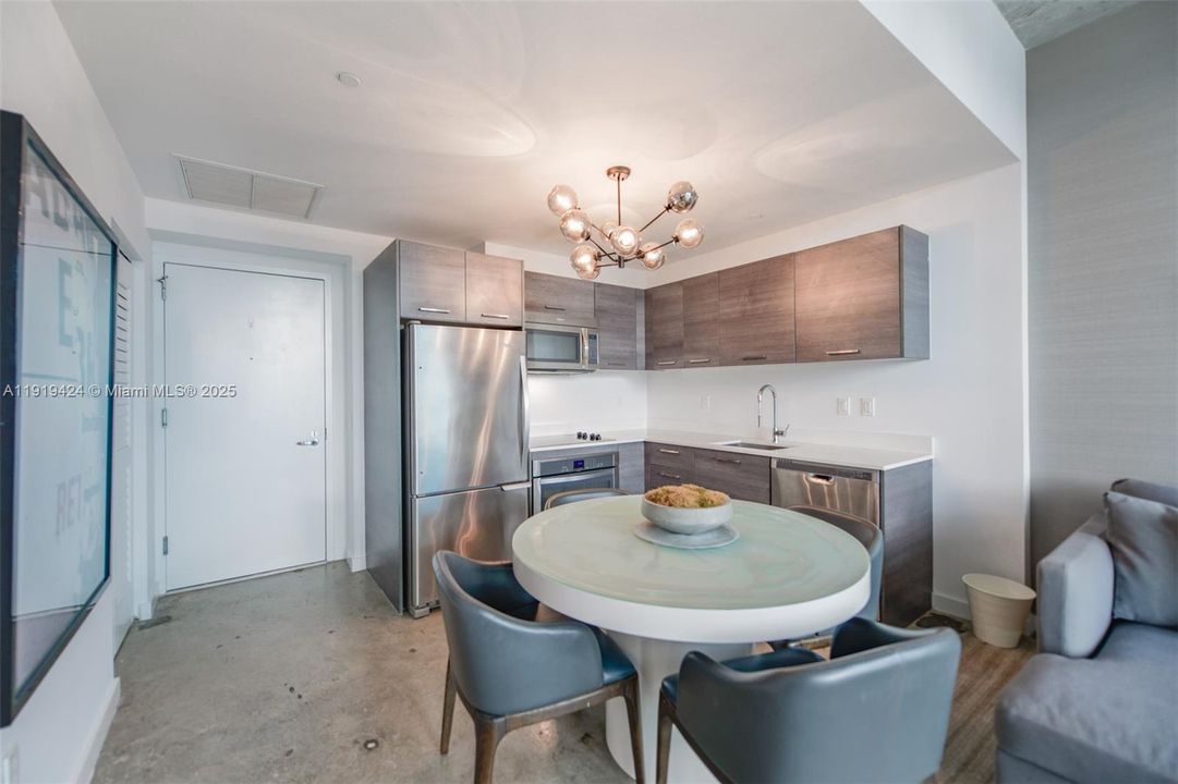 Active With Contract: $2,500 (1 beds, 1 baths, 533 Square Feet)
