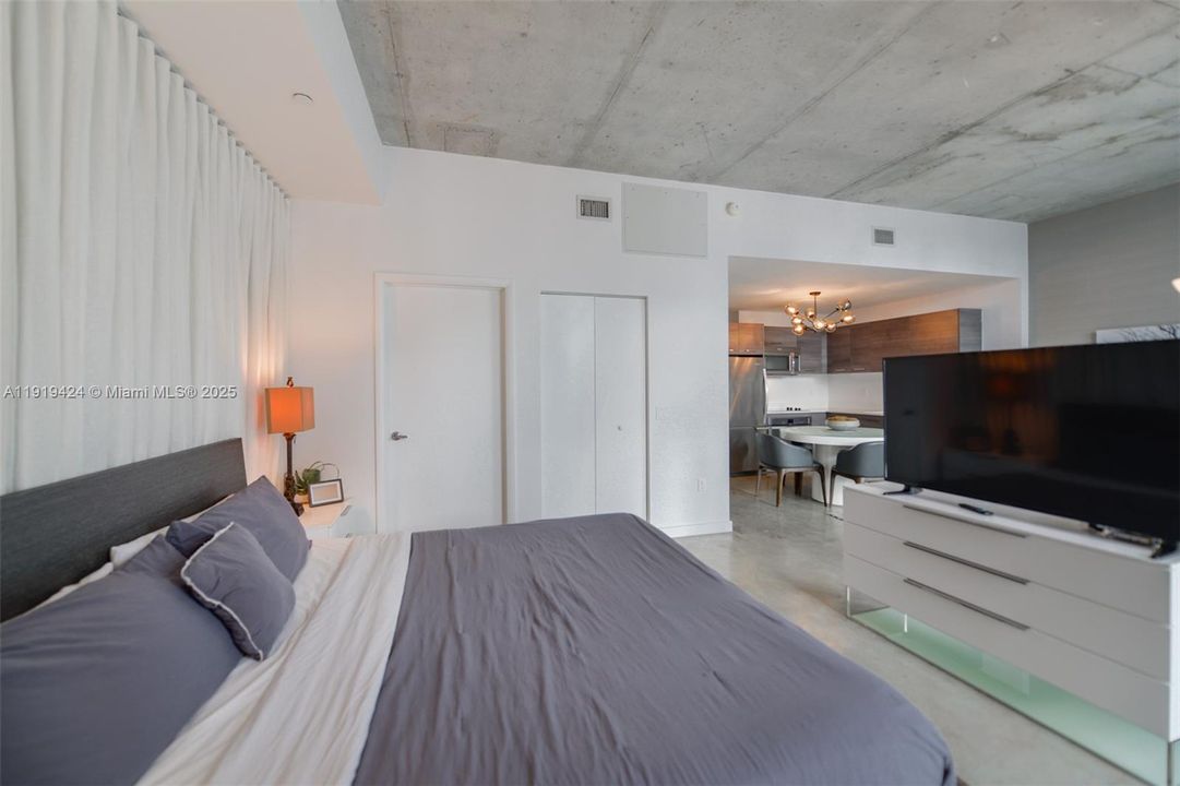 Active With Contract: $2,500 (1 beds, 1 baths, 533 Square Feet)