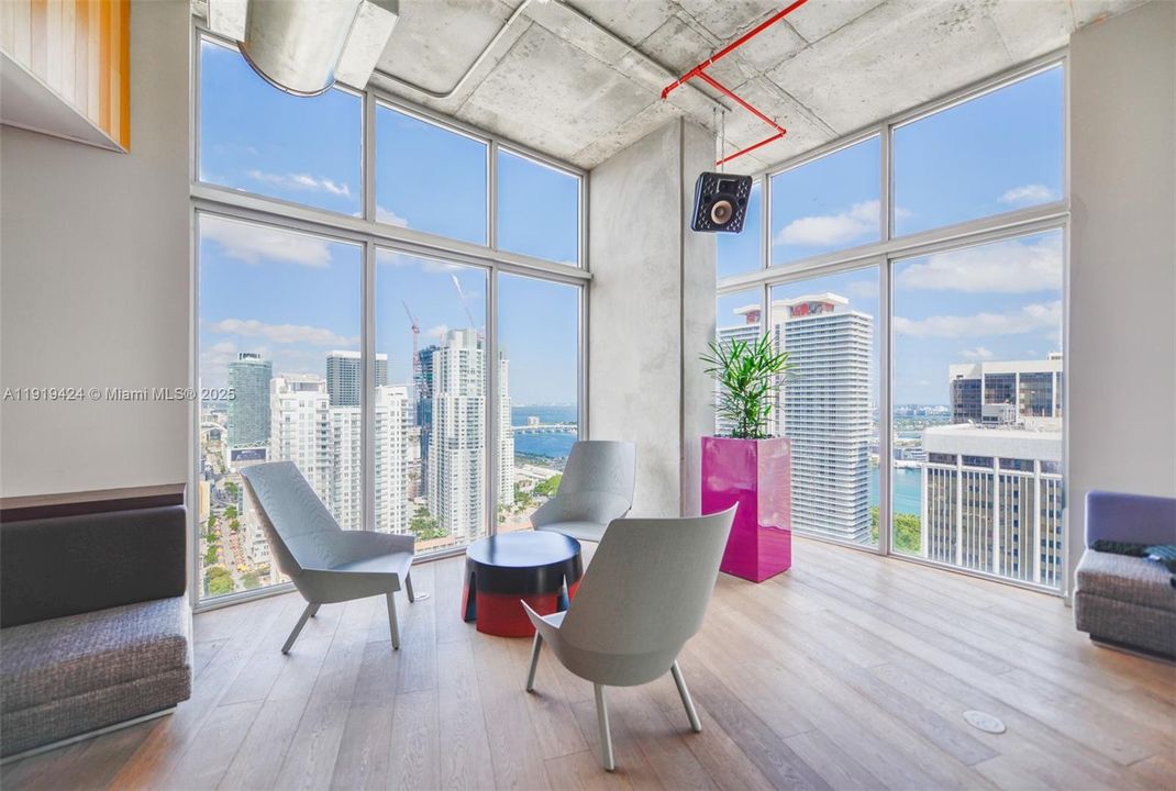 Active With Contract: $2,500 (1 beds, 1 baths, 533 Square Feet)