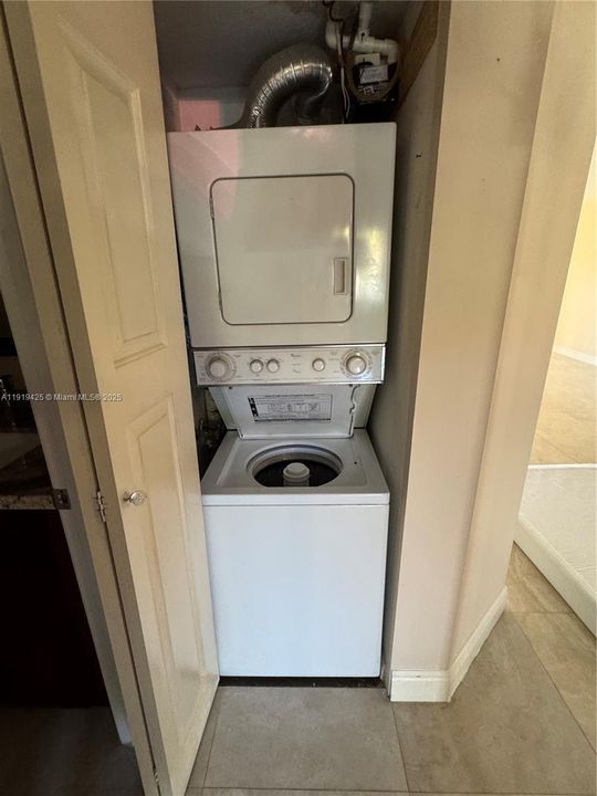 For Sale: $247,000 (2 beds, 2 baths, 1207 Square Feet)