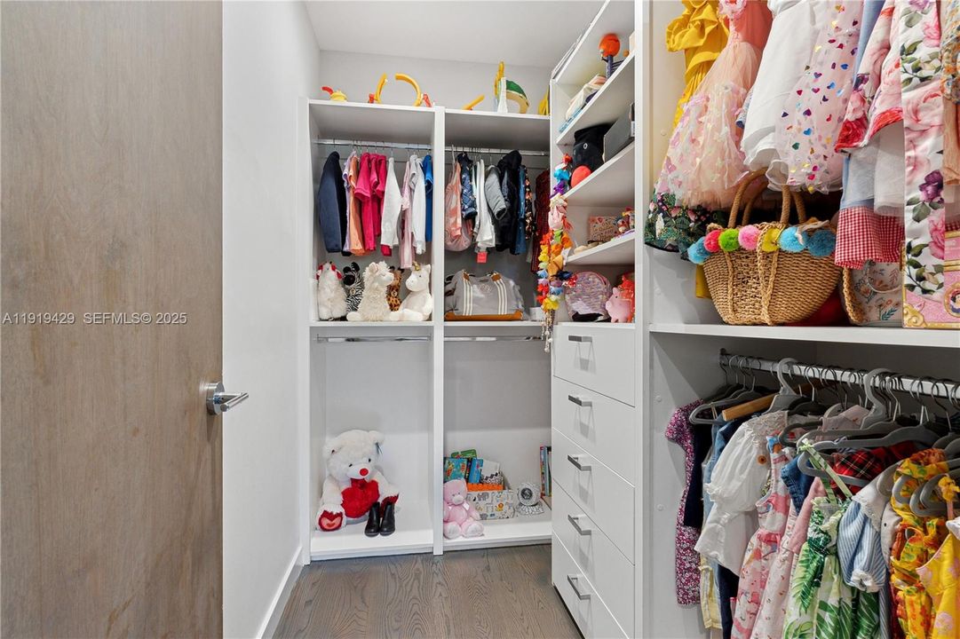 В аренду: $16,000 (4 спален, 4 ванн, 3265 Квадратных фут)