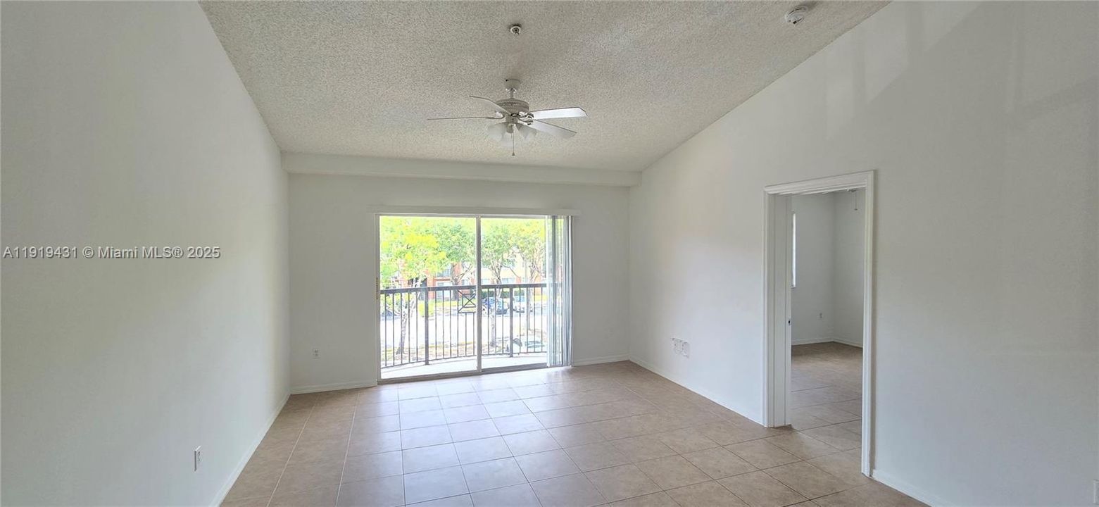 待售: $199,900 (2 贝兹, 2 浴室, 1026 平方英尺)