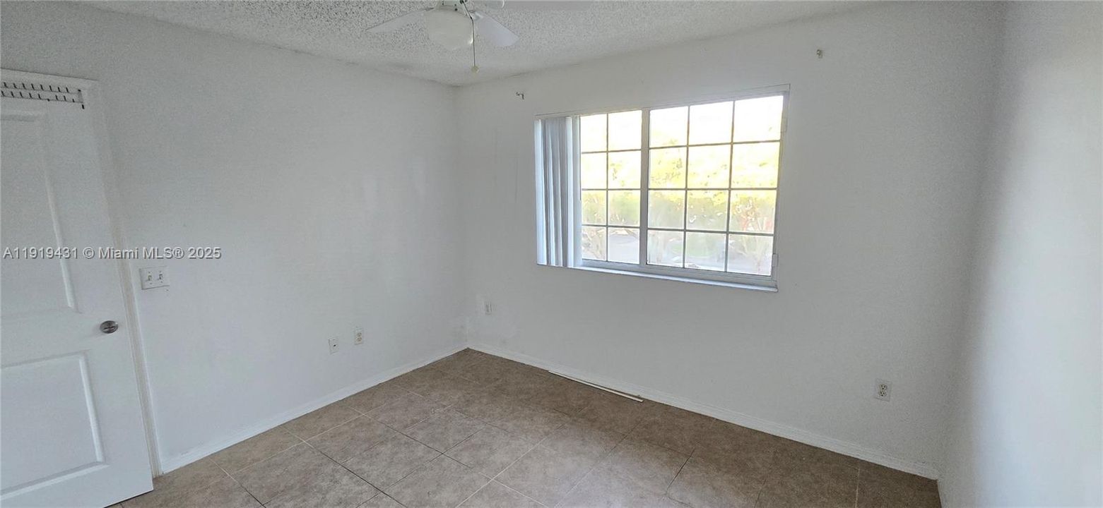 待售: $199,900 (2 贝兹, 2 浴室, 1026 平方英尺)