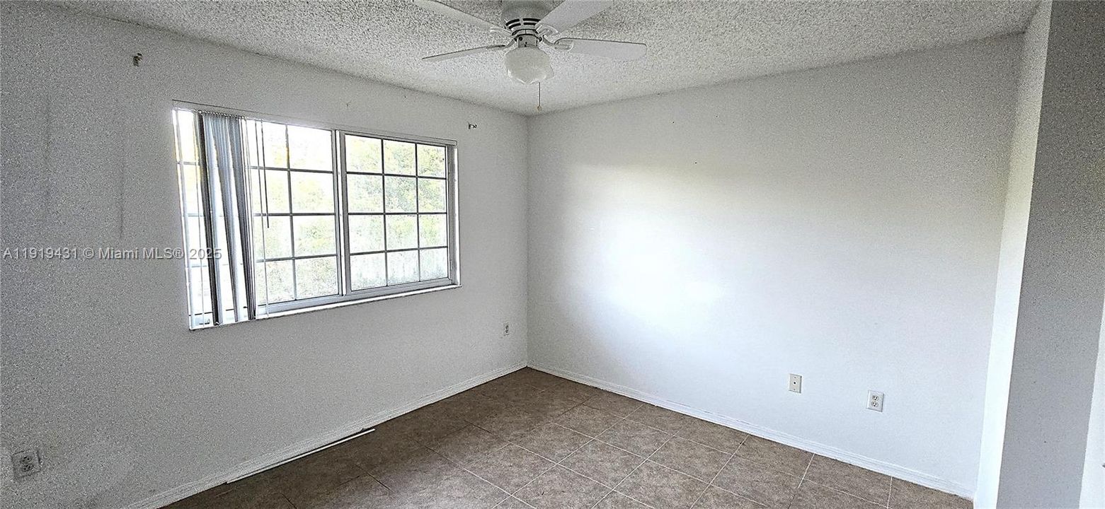 待售: $199,900 (2 贝兹, 2 浴室, 1026 平方英尺)