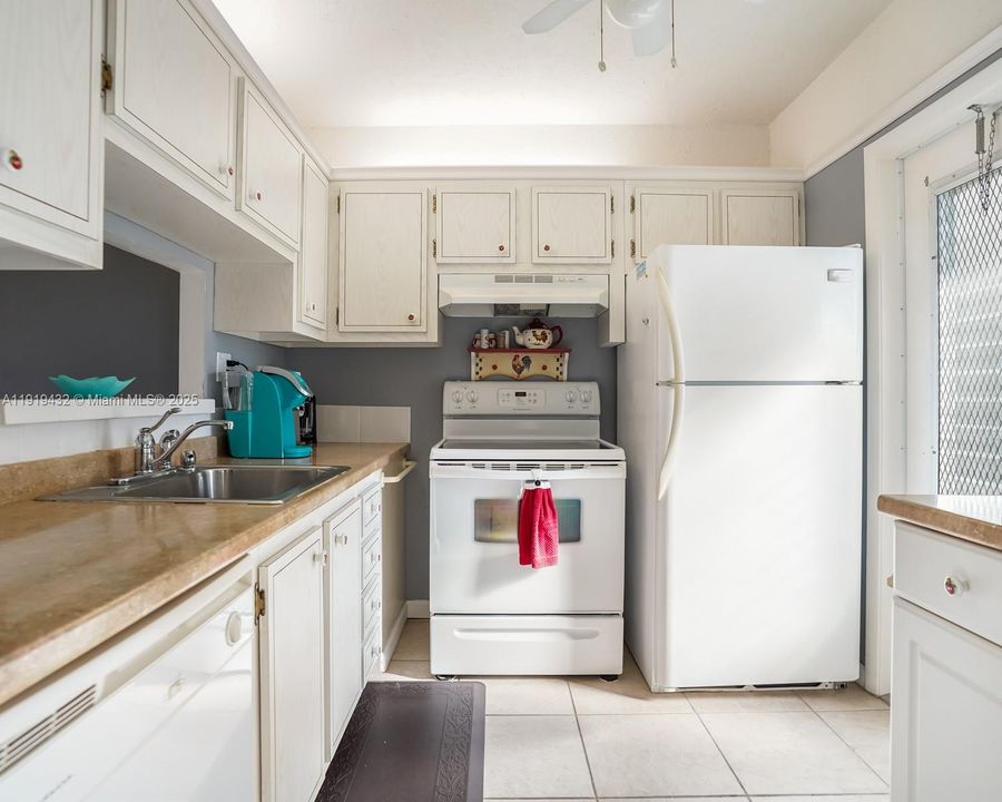 待售: $105,000 (2 贝兹, 2 浴室, 944 平方英尺)