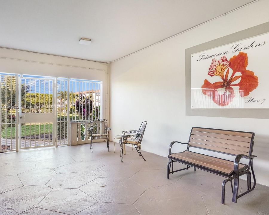 待售: $105,000 (2 贝兹, 2 浴室, 944 平方英尺)