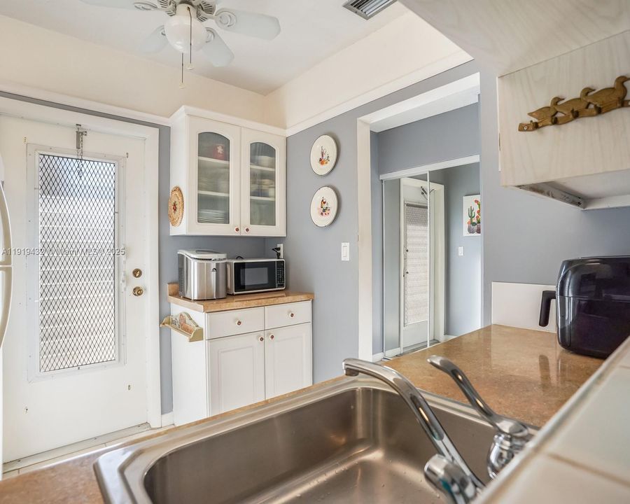 待售: $105,000 (2 贝兹, 2 浴室, 944 平方英尺)