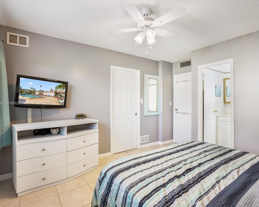 待售: $105,000 (2 贝兹, 2 浴室, 944 平方英尺)