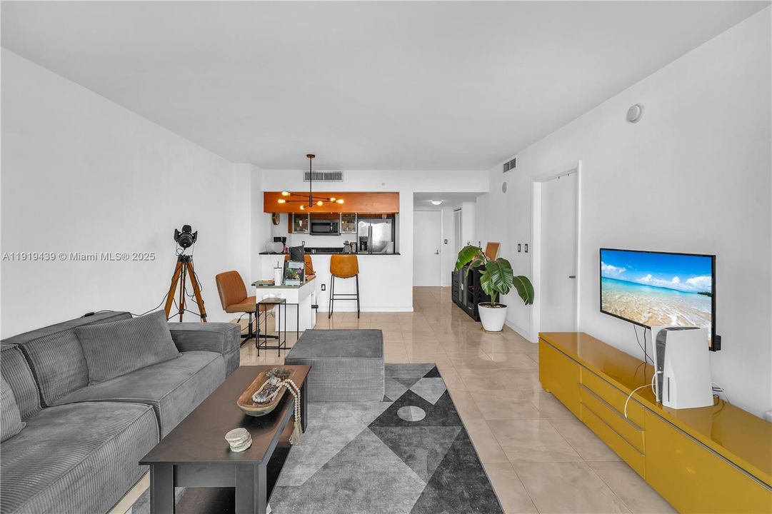 For Sale: $394,000 (1 beds, 1 baths, 842 Square Feet)