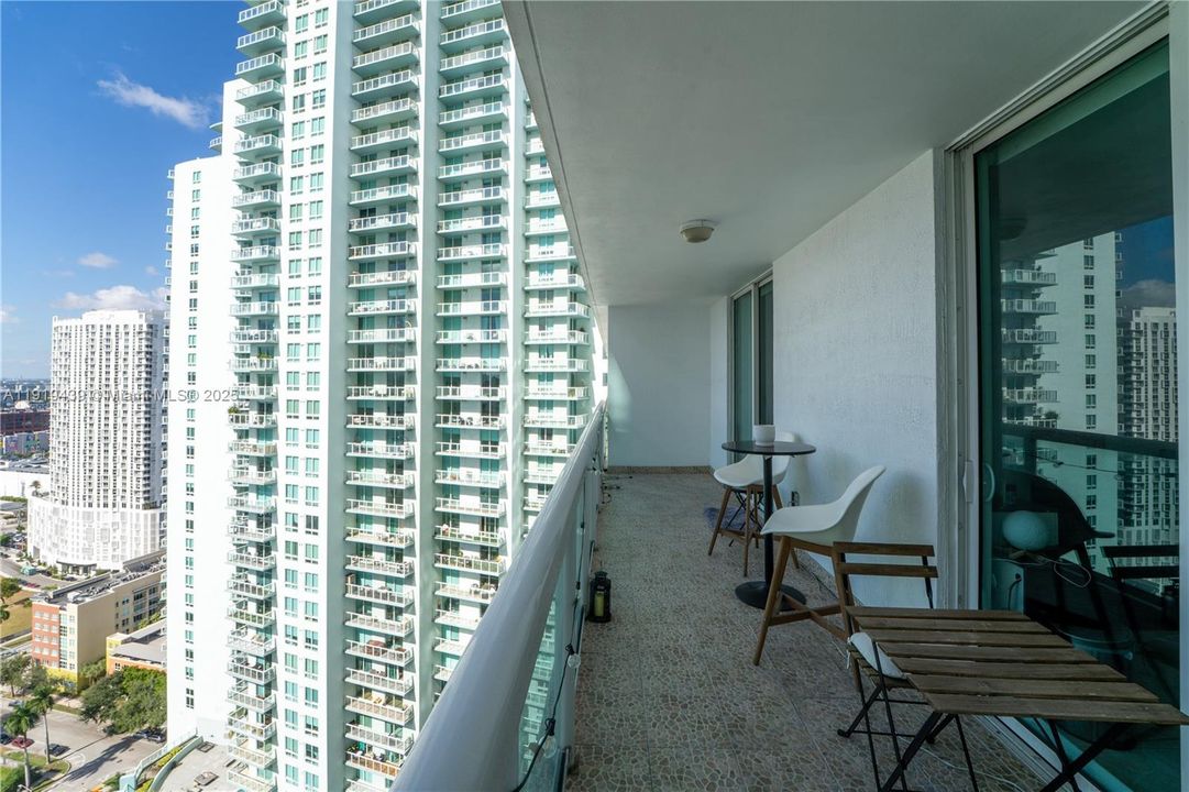 For Sale: $394,000 (1 beds, 1 baths, 842 Square Feet)