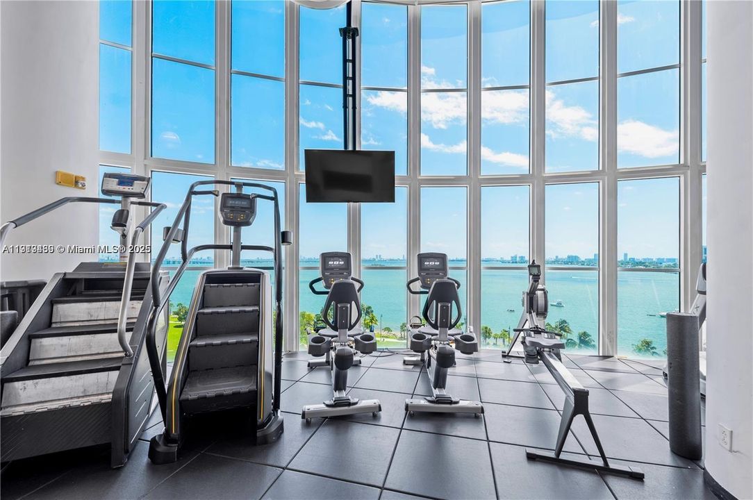 For Sale: $394,000 (1 beds, 1 baths, 842 Square Feet)