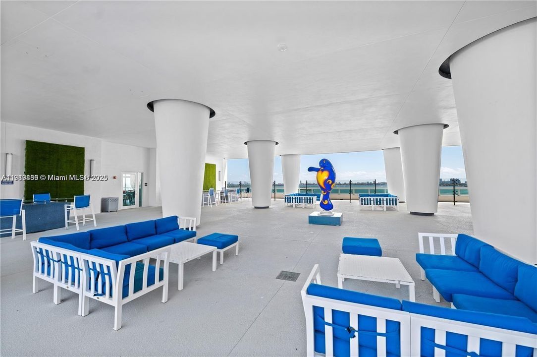 For Sale: $394,000 (1 beds, 1 baths, 842 Square Feet)