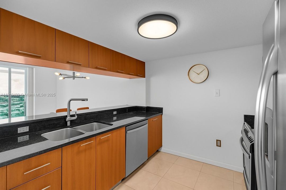 For Sale: $394,000 (1 beds, 1 baths, 842 Square Feet)