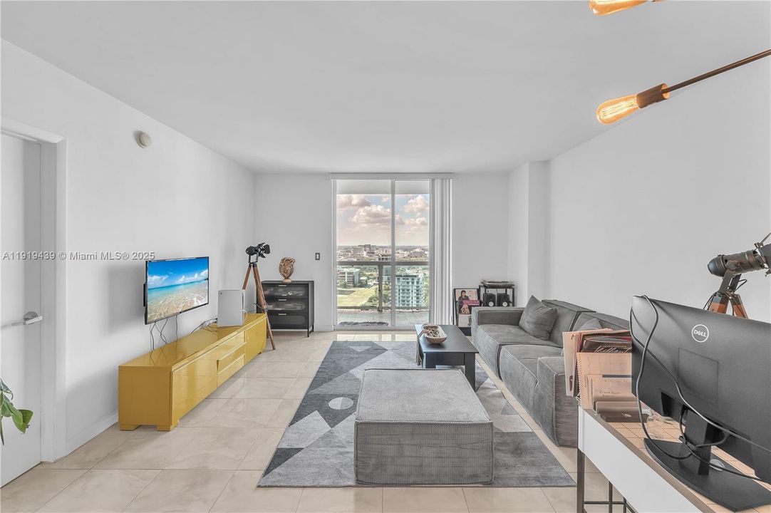For Sale: $394,000 (1 beds, 1 baths, 842 Square Feet)