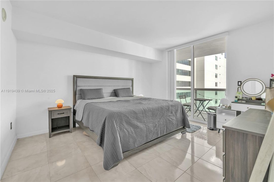 For Sale: $394,000 (1 beds, 1 baths, 842 Square Feet)