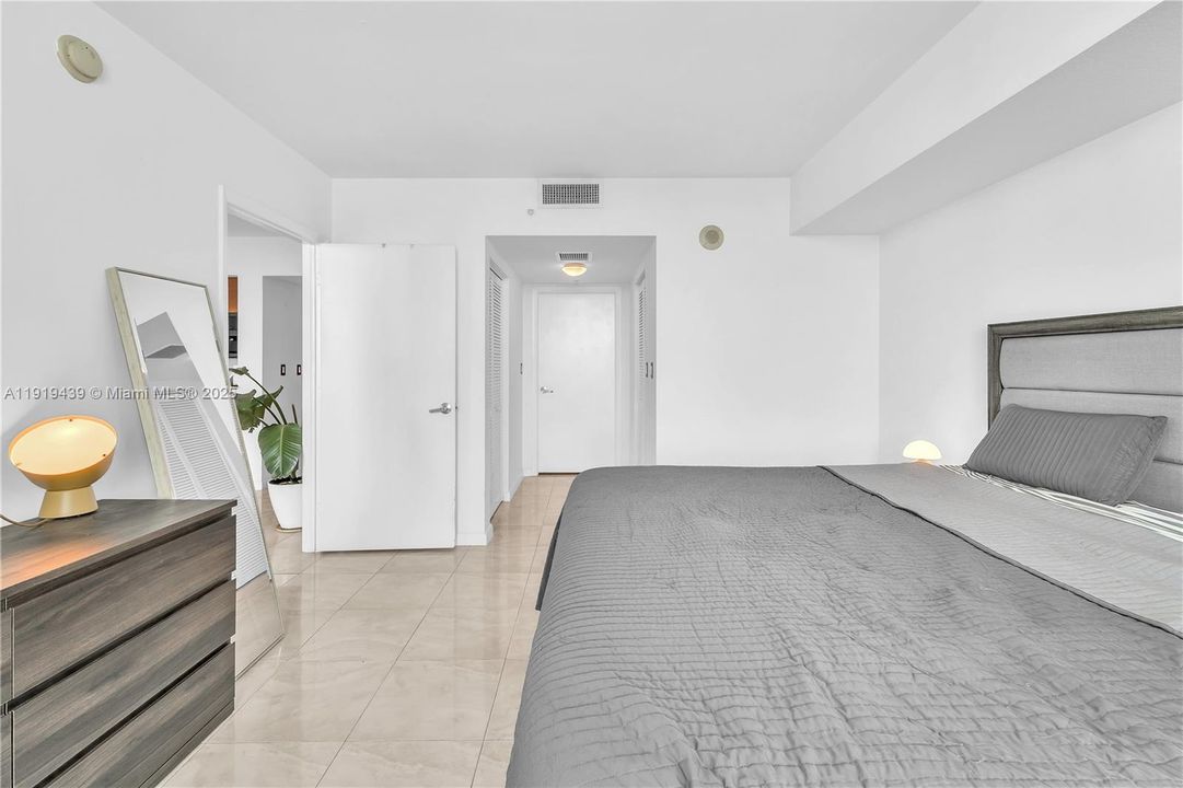 For Sale: $394,000 (1 beds, 1 baths, 842 Square Feet)