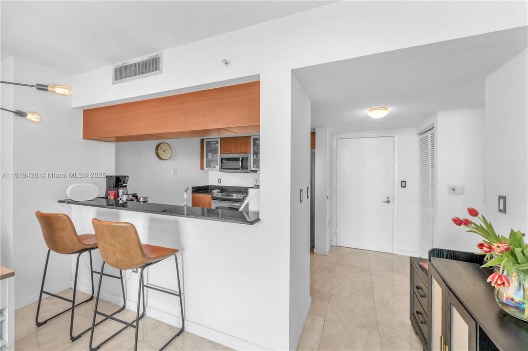For Sale: $394,000 (1 beds, 1 baths, 842 Square Feet)