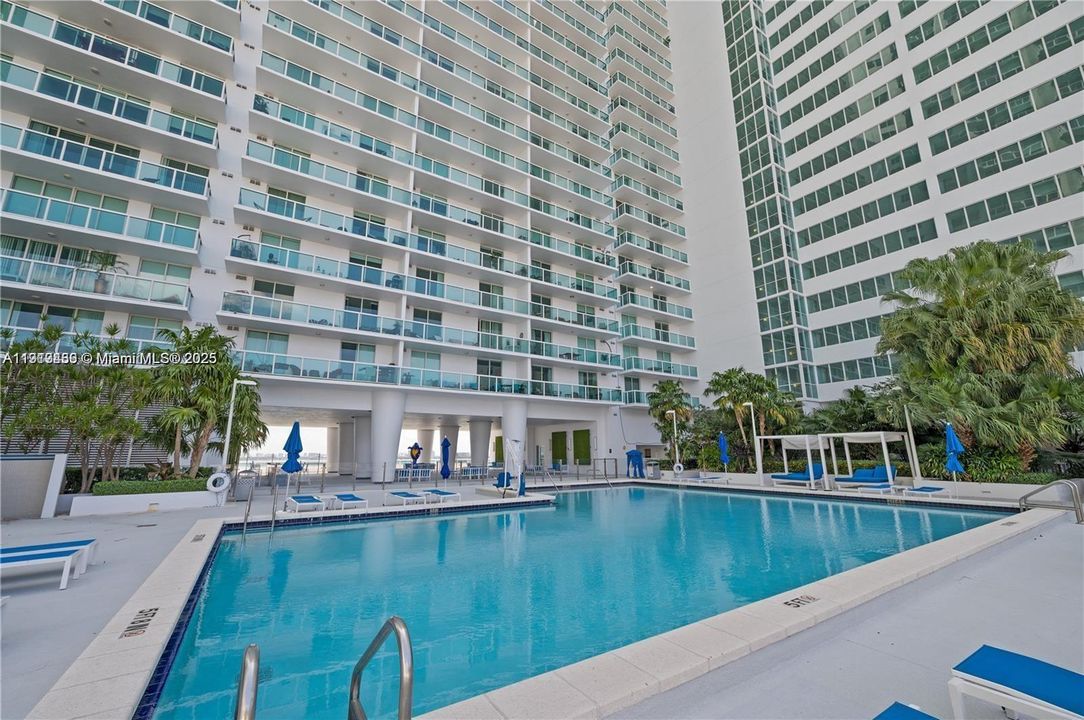 For Sale: $394,000 (1 beds, 1 baths, 842 Square Feet)