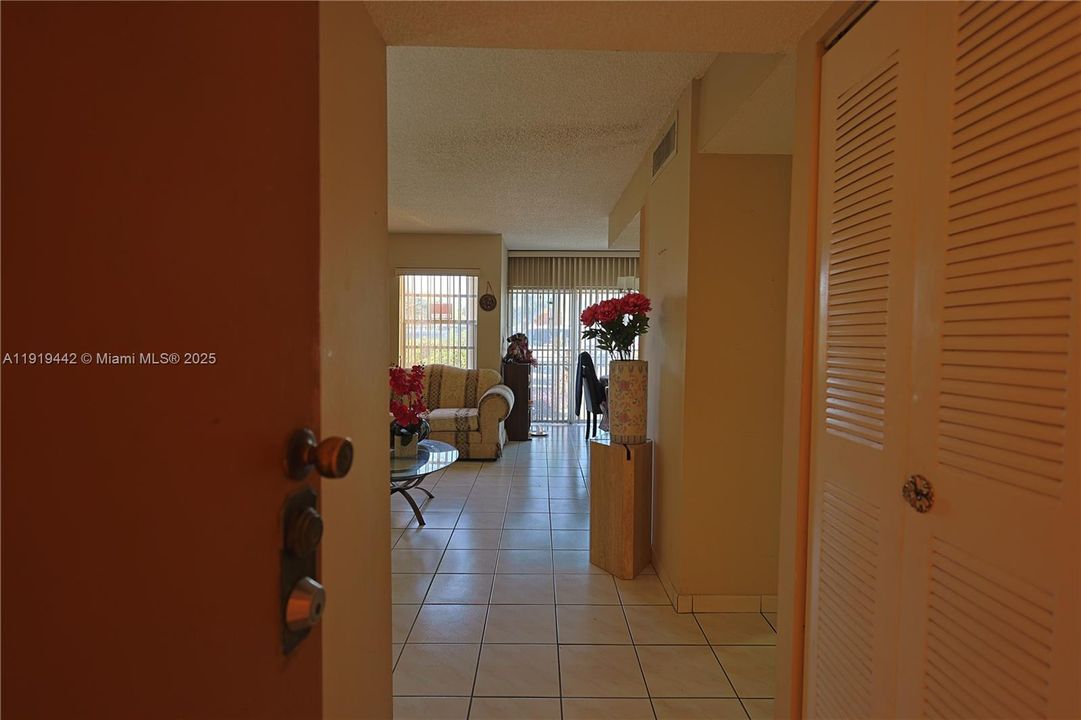 For Sale: $250,000 (2 beds, 1 baths, 777 Square Feet)