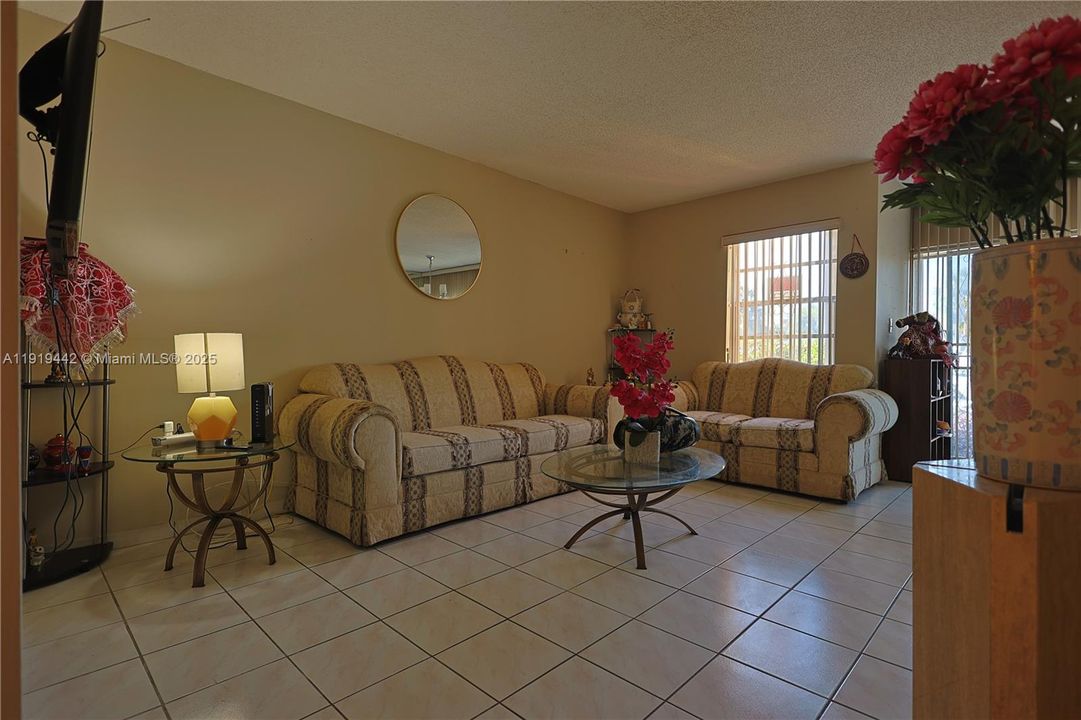 For Sale: $250,000 (2 beds, 1 baths, 777 Square Feet)