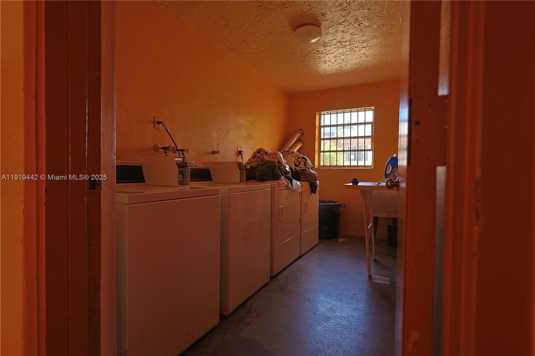 For Sale: $250,000 (2 beds, 1 baths, 777 Square Feet)