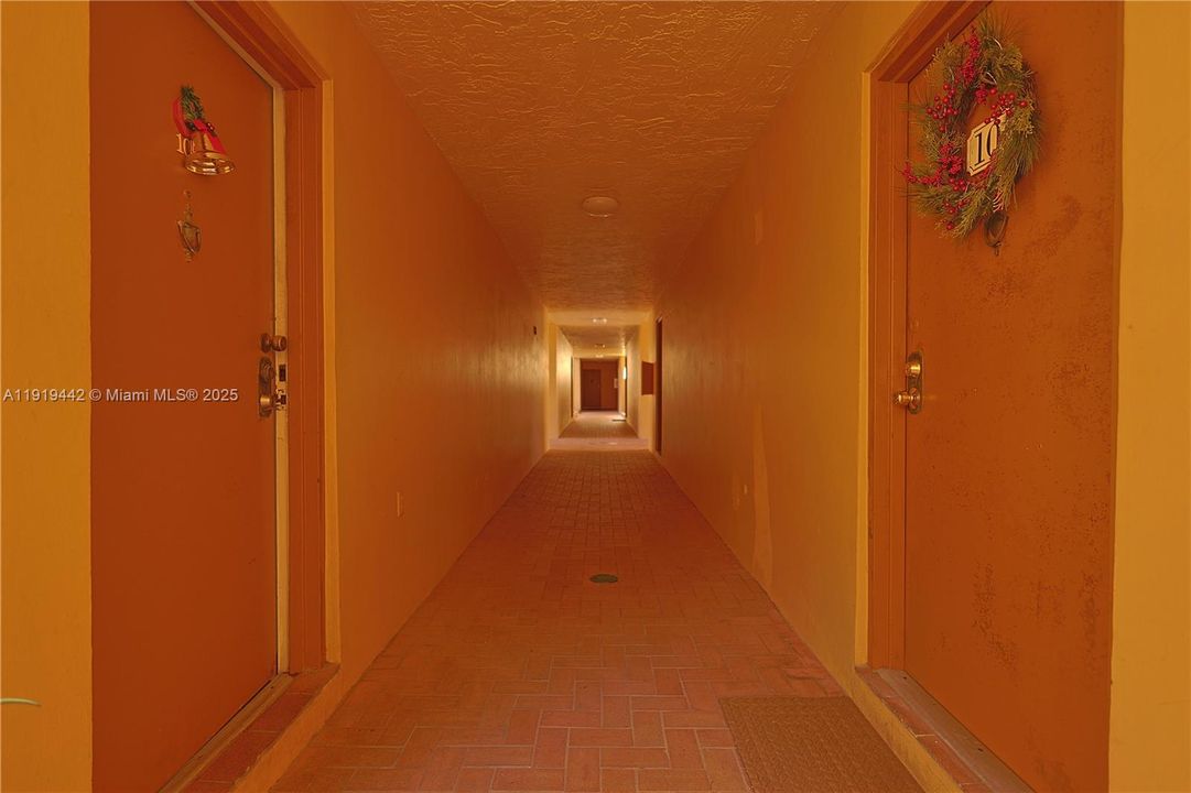 For Sale: $250,000 (2 beds, 1 baths, 777 Square Feet)