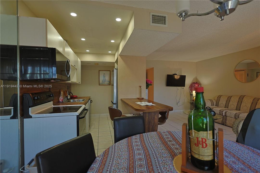 For Sale: $250,000 (2 beds, 1 baths, 777 Square Feet)