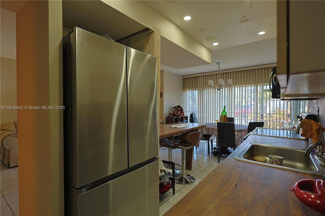 For Sale: $250,000 (2 beds, 1 baths, 777 Square Feet)